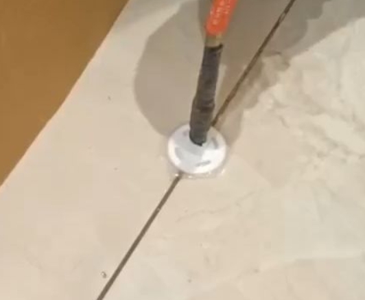 康保瓷砖空鼓维修公司专业解答瓷砖在铺贴过程中，如果没有涂抹均匀到位的粘结材料（如水泥砂浆或瓷砖胶），可能会导致以下问题